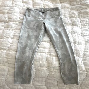NoBull capri leggings. Gray camo. Size small